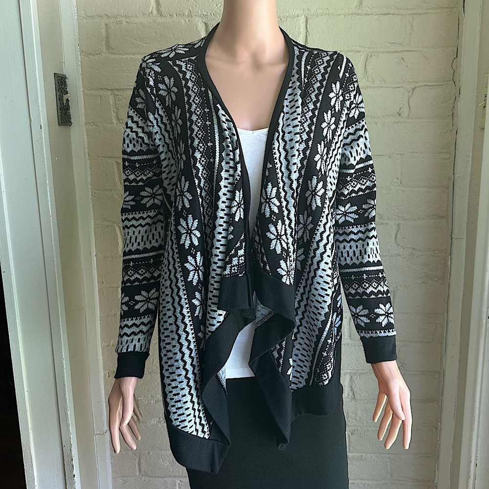 Lipstick size medium black and gray comfy stretchy holiday pattern cardigan